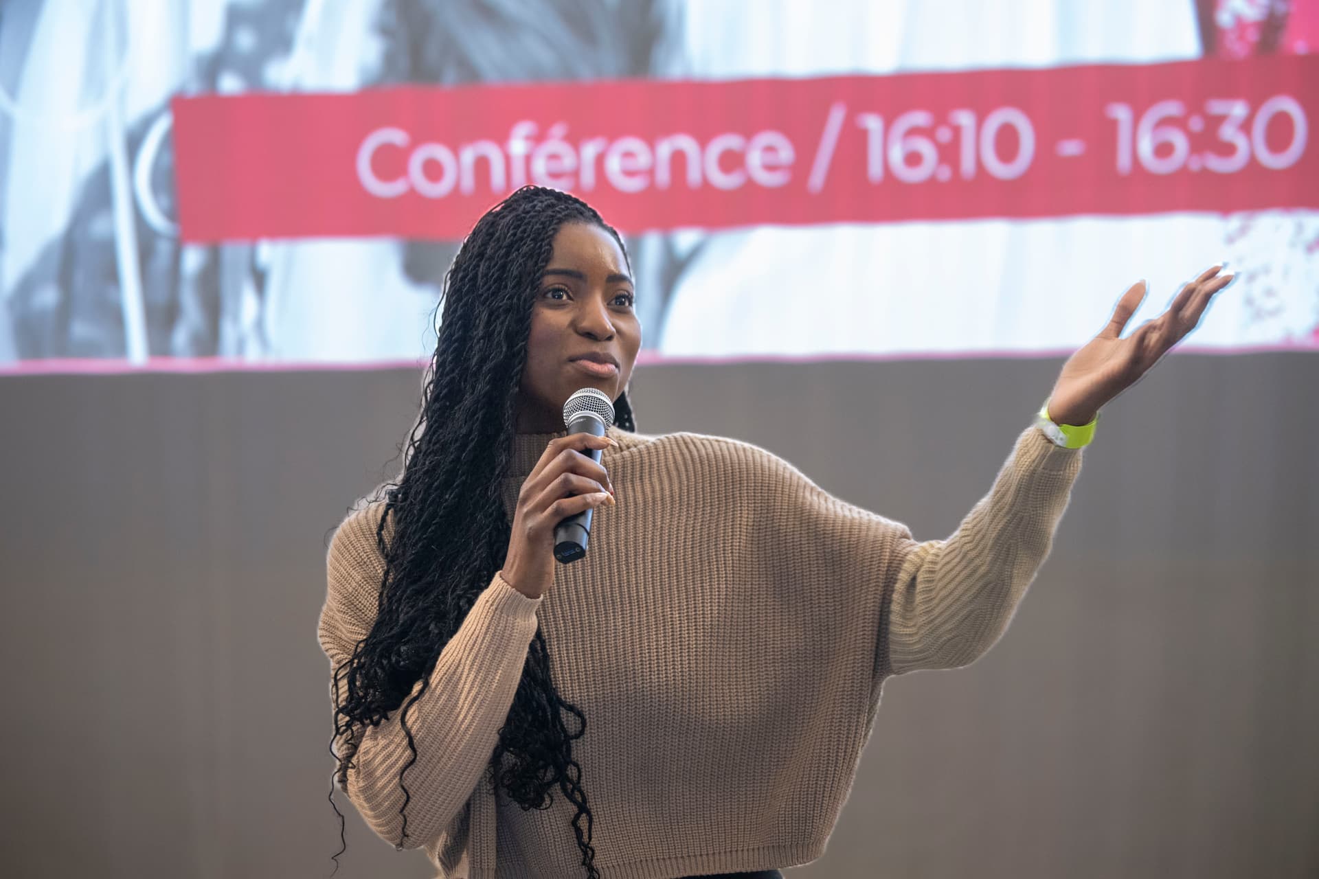 Juliana Massamba en conférence avec le micro